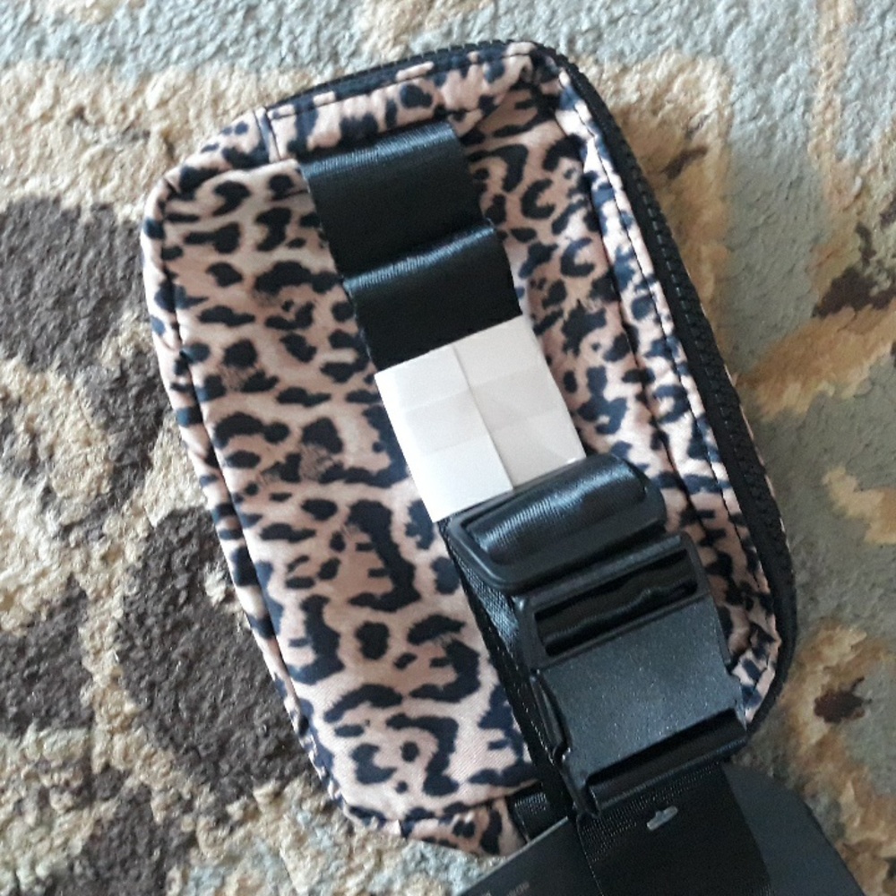 2x*Host Pick*Apana See Me Run belt bag - Picture 6 of 16